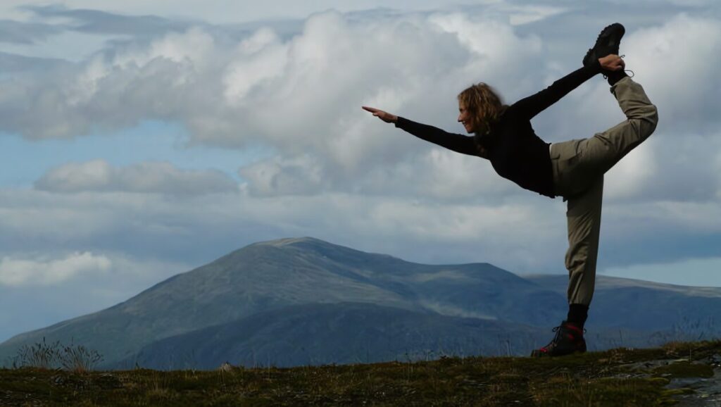 En kvinna gör yoga utomhus