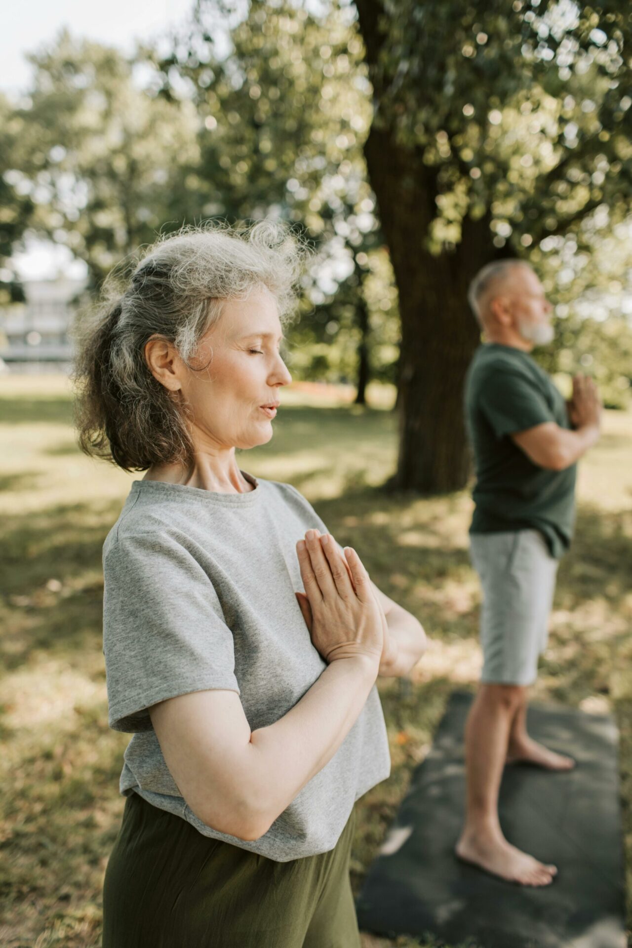 ett par gör yoga utomhus